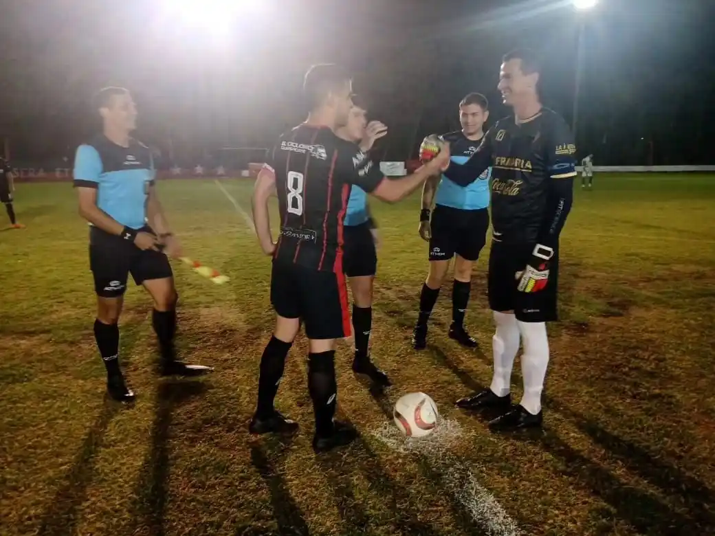 Studebaker derrotó en los penales a Carmelense y se metió en cuartos de final