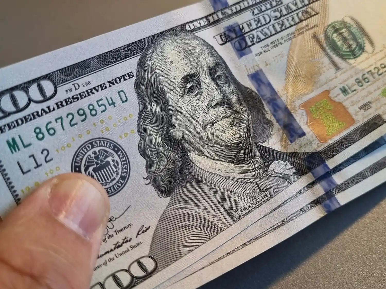 El dólar cayó por cuarto día seguido y marcó el precio más bajo en dos meses