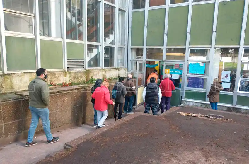 ¿Irregularidades en los vacunatorios Covid del gobierno provincial?