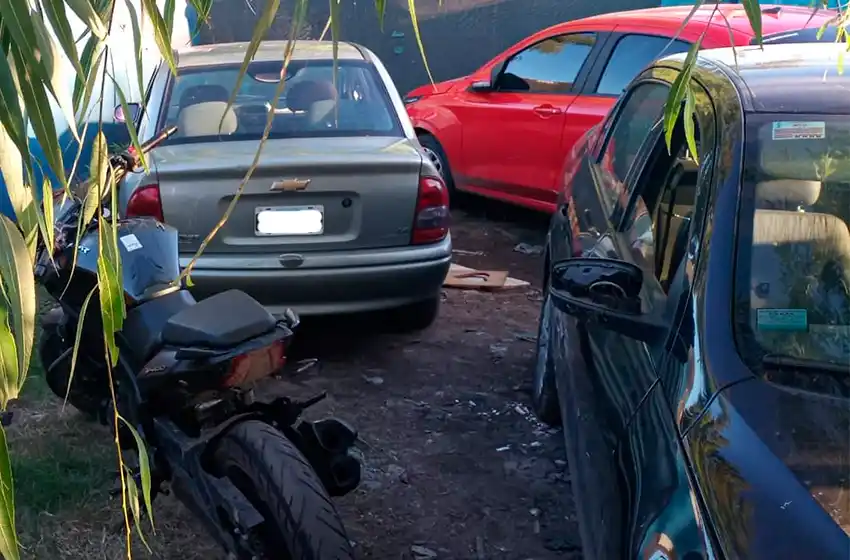 Persecución terminó con el allanamiento de un aguantadero: secuestraron vehículos y armas de fuego