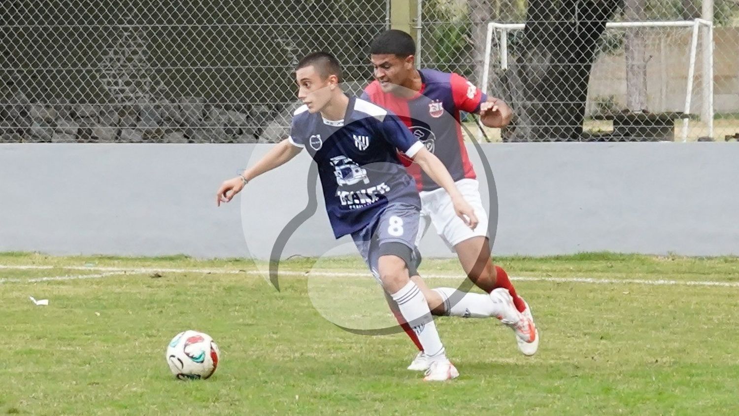 Control. De Lucio Velázquez, el autor del gol, ante la marca de Bautista Fiscina