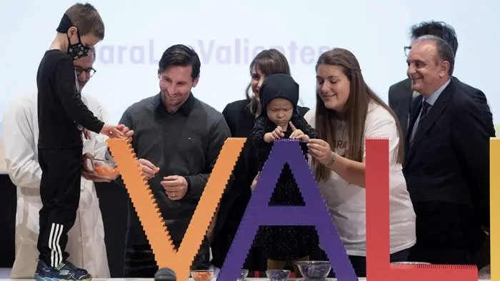 Messi emocionado al asistir a centro para chicos con cáncer