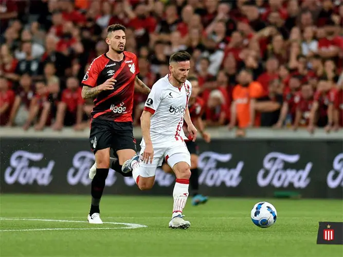 Estudiantes logró un empate en Brasil