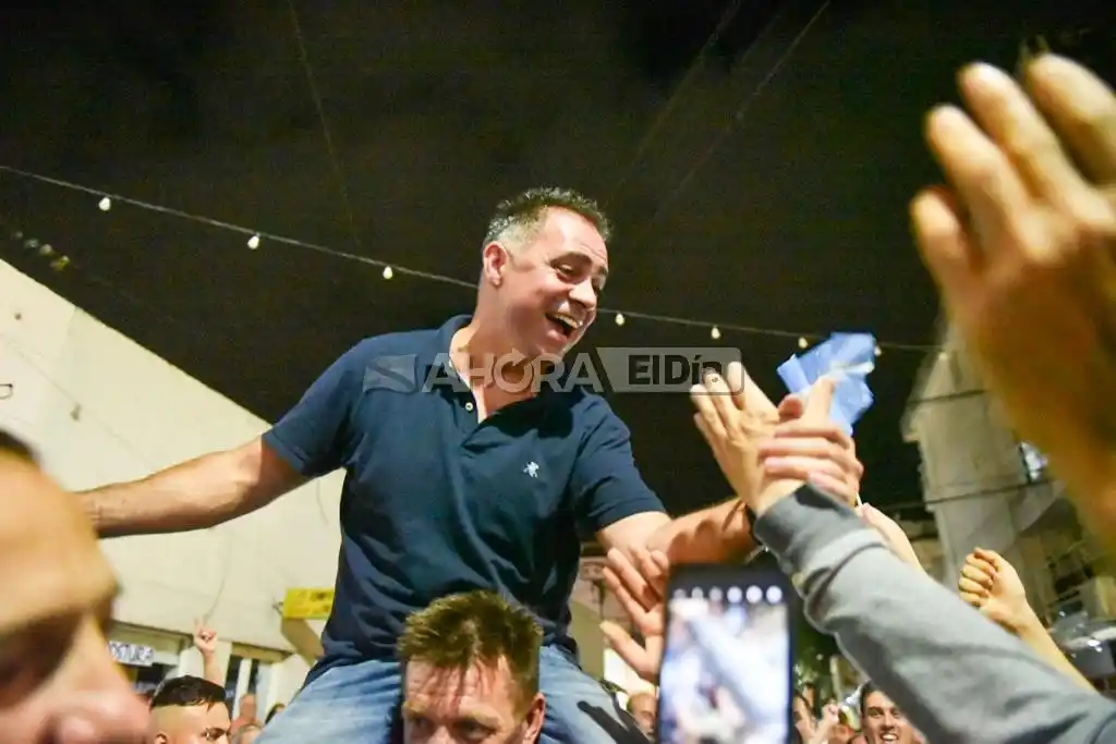 Cantos, lágrimas y emoción: la victoria de Davico desató la euforia en su militancia