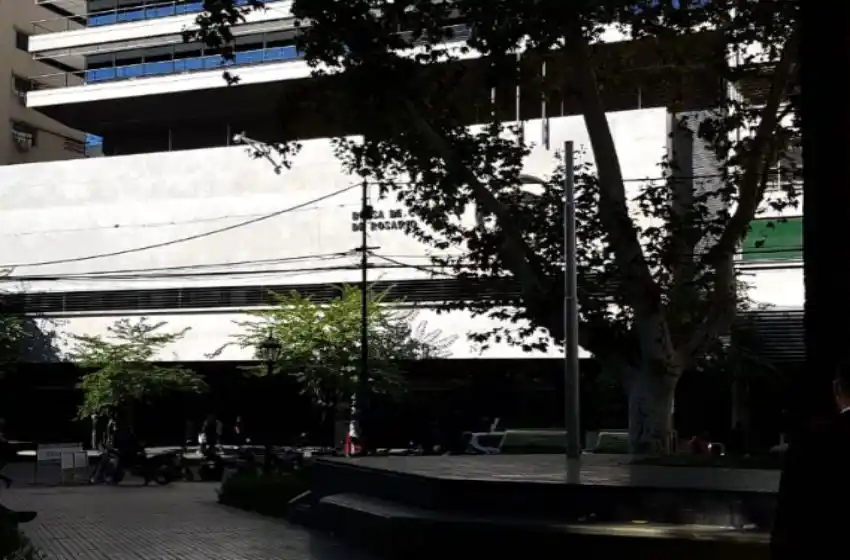 Se robaron la bandera de la Plaza Pringles: comerciantes del Paseo del Siglo acusan a la CCC