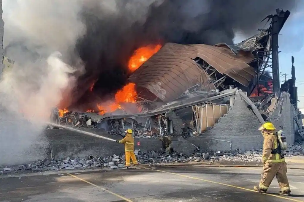 VIDEOS. Incendio destruye por completo una fábrica en el sur de México