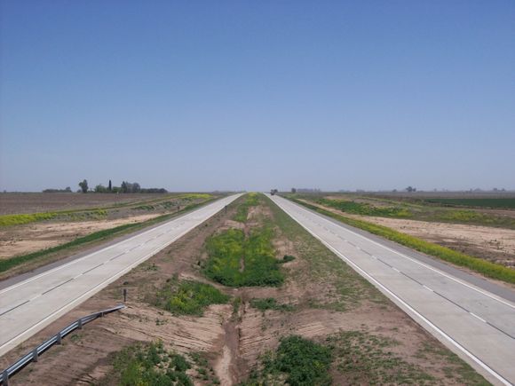 Un auto volcó en la autopista Rosario-Córdoba y la conductora fue atendida por una ambulancia