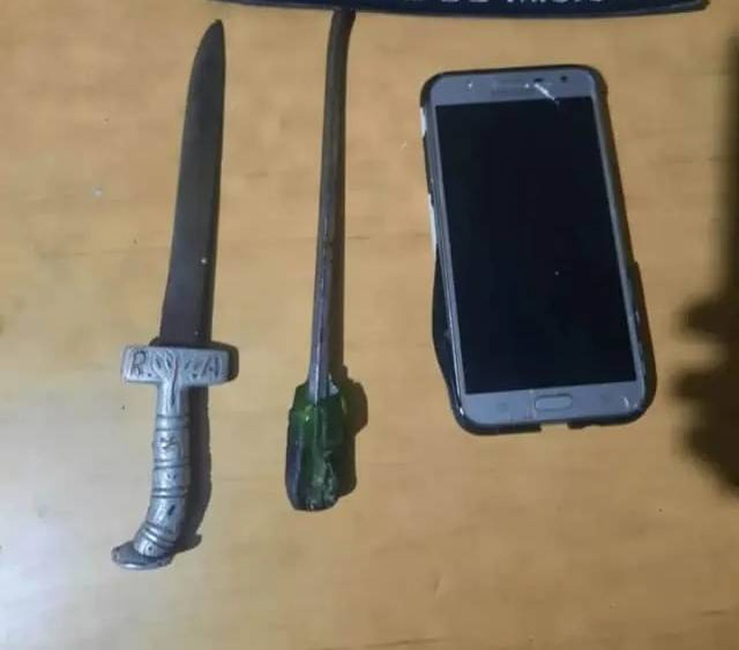 Dos detenidos tras robar un celular a punta de cuchillo