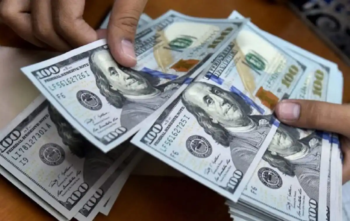 El dólar blue saltó a $260 y el Central tuvo que vender US$ 98 millones
