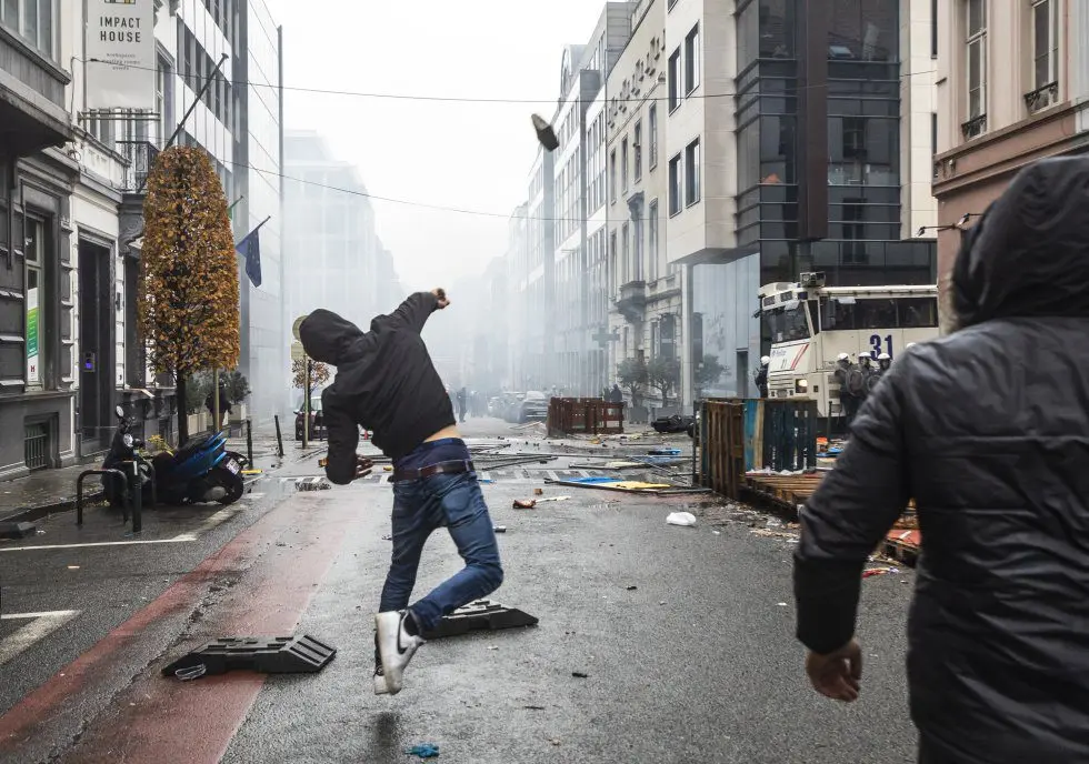 ¡CAÑONES DE AGUA Y GASES LACRIMÓGENOS! Al menos 20 detenidos y 6 heridos deja protestas en Bruselas