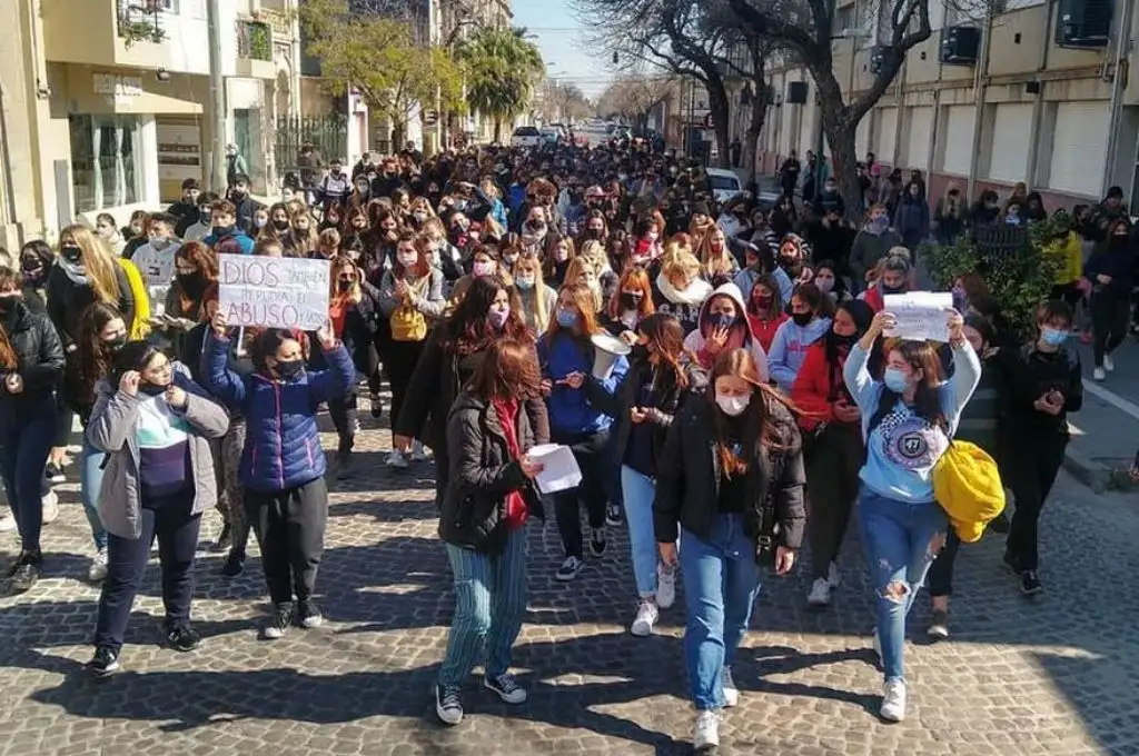 En Rafaela juntan firmas para apartar al personal masculino del colegio San José