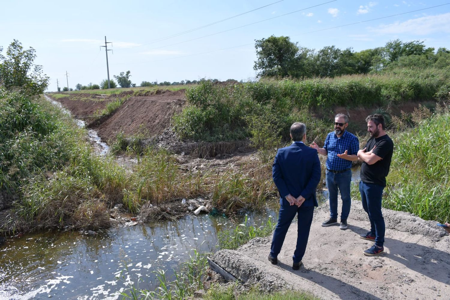 Continúa la limpieza de canales y desagües pluviales