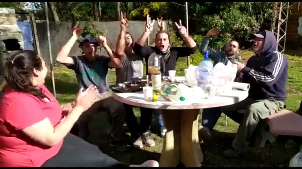 Asado, vino y marcha peronista: Escándalo en 25 de Mayo por el video de un funcionario que rompió la cuarentena