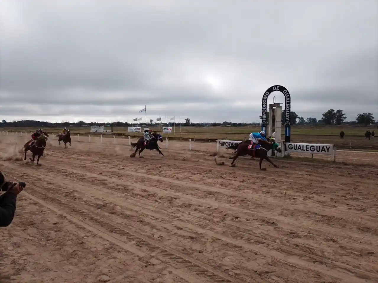 Turf: “El Negro Luis” brilló en el Gran Premio 25 de Mayo