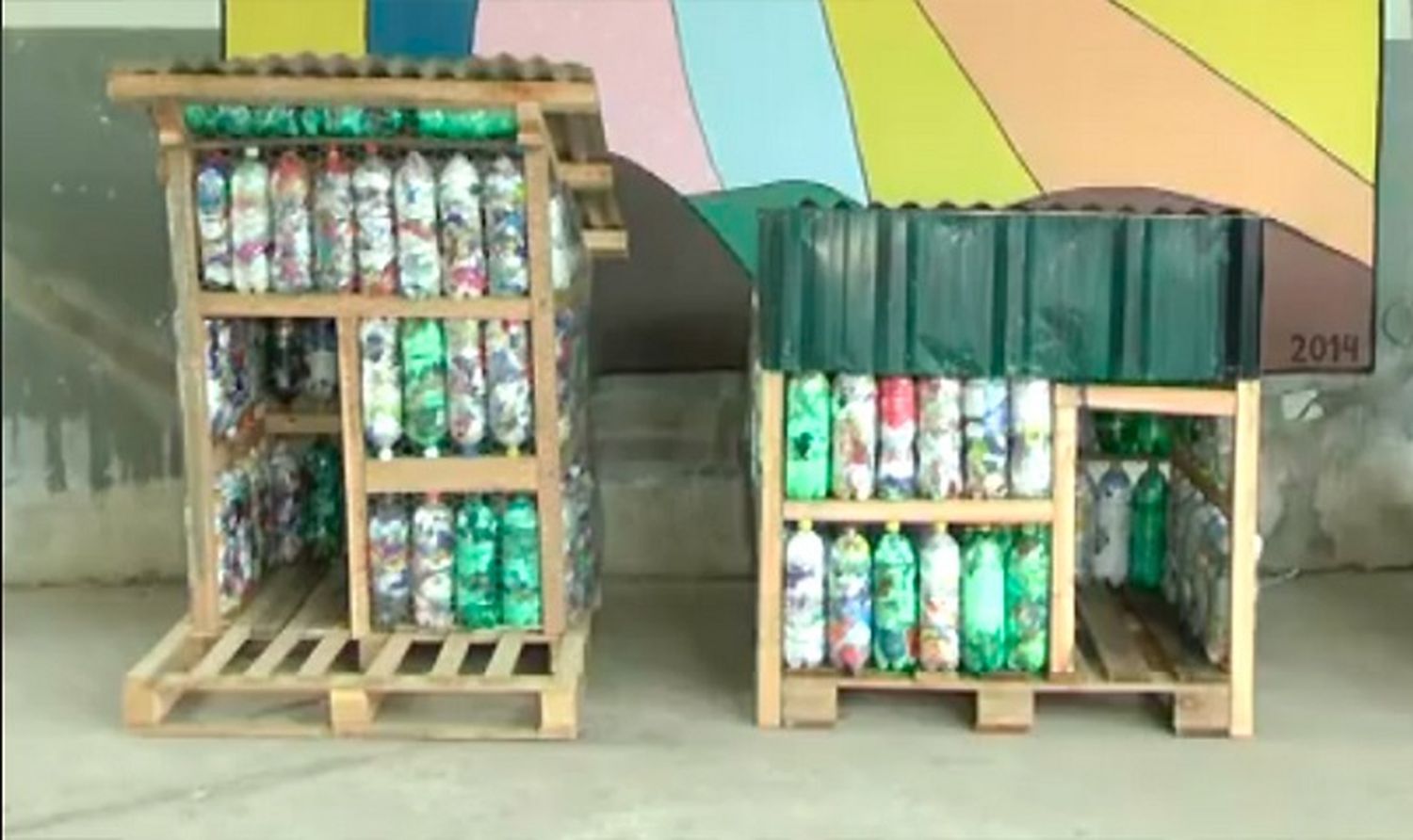 Video: Estudiantes fabrican cuchas para perros con botellas