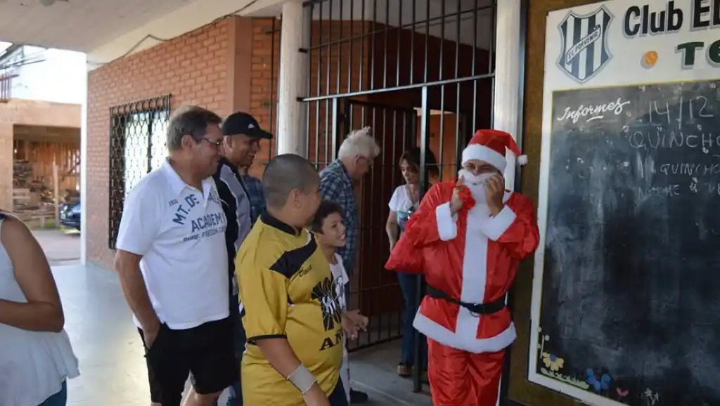 Caruso Lombardi se disfrazó de Papá Noel y repartió regalos en Gerli