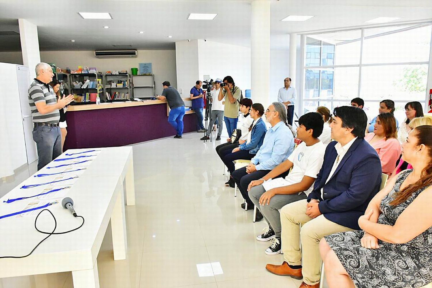 Basterra presidió la entrega de medallas de 
reconocimiento a estudiantes y docentes