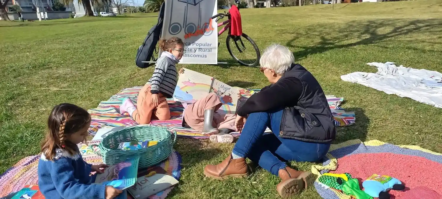 Chascomús: la Biblioteca Ambulante llevó libros y narraciones a la jornada ambiental en la laguna