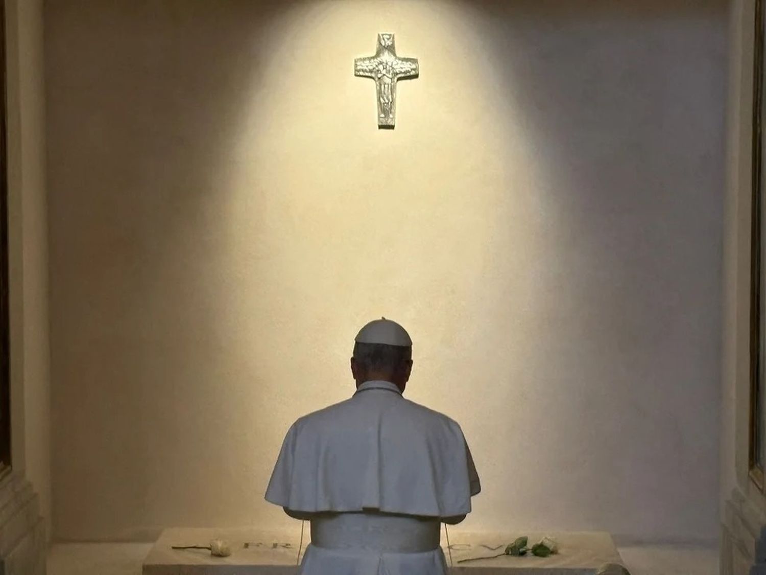 El papa León XIV dedicó un momento de oración ante la tumba de Francisco