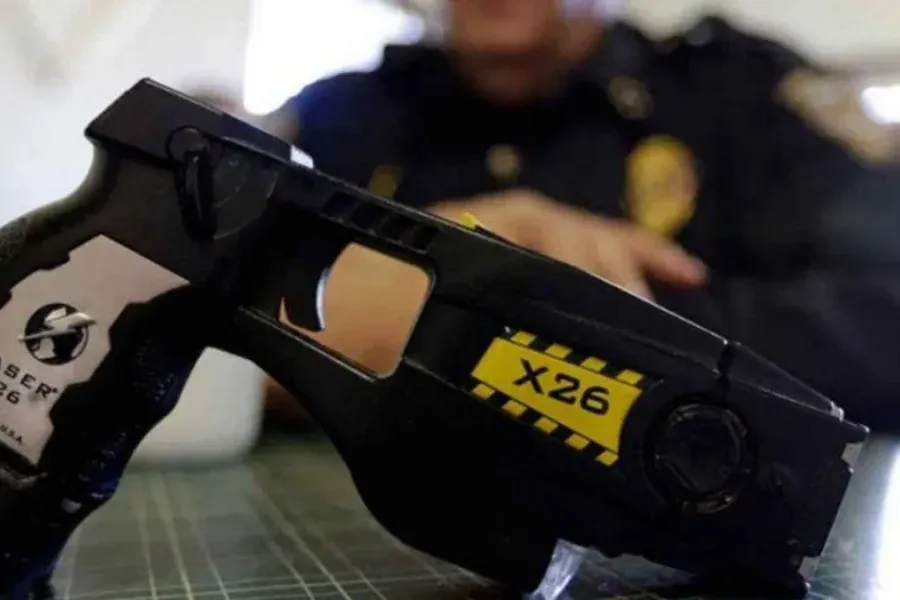 El gobierno nacional compró 100 pistolas taser sin licitación
