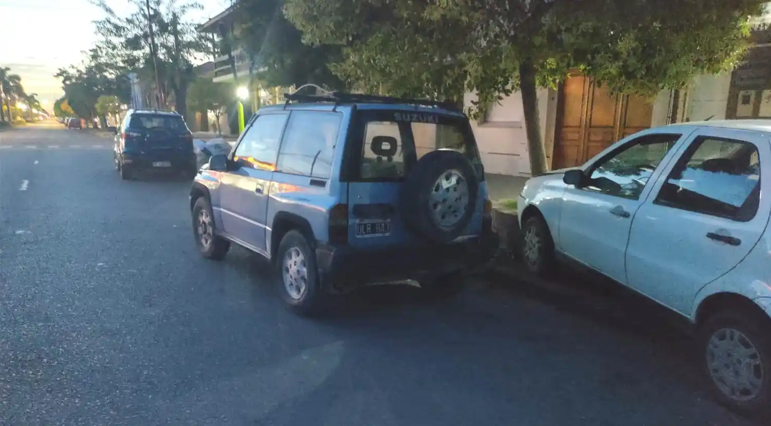 Perdió el control del auto, chocó y dañó dos vehículos estacionados de una familia