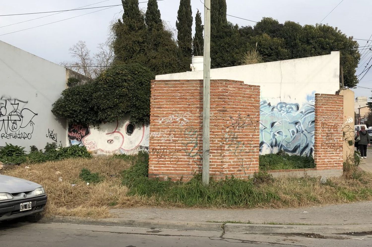 Preocupación por un hombre que duerme en la esquina de 25 de Mayo y Paz