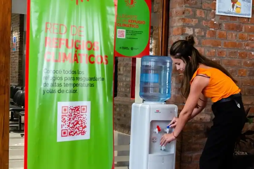 Ola de calor: promueven el uso de los refugios climáticos en Rosario