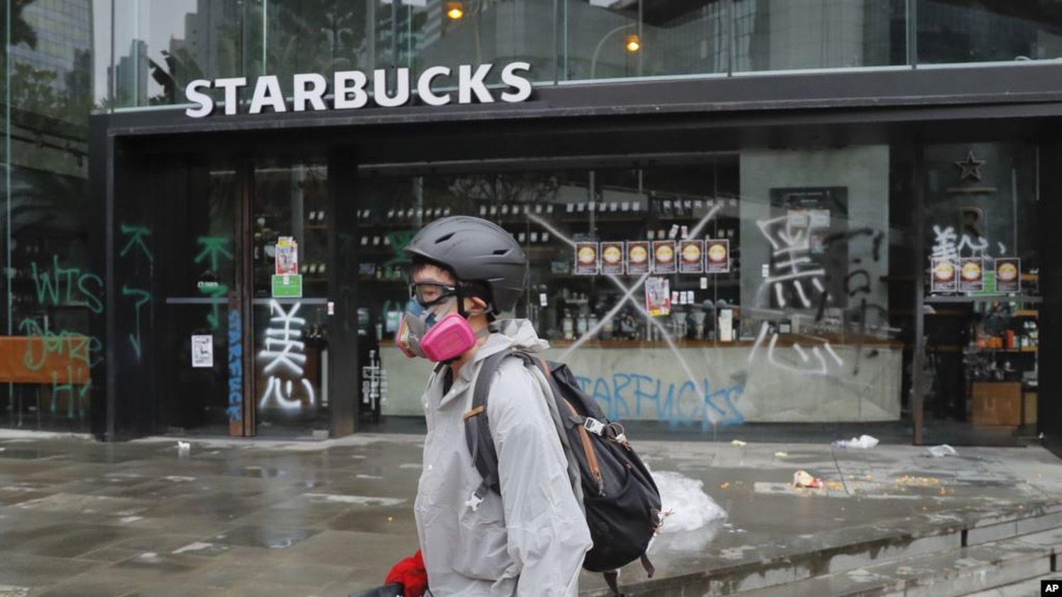 Más protestas en Hong Kong, dos procesados por llevar máscaras