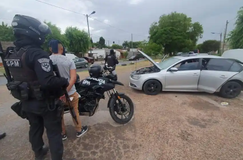 Detienen a un hombre al que le encuentran drogas, dinero y municiones en su auto