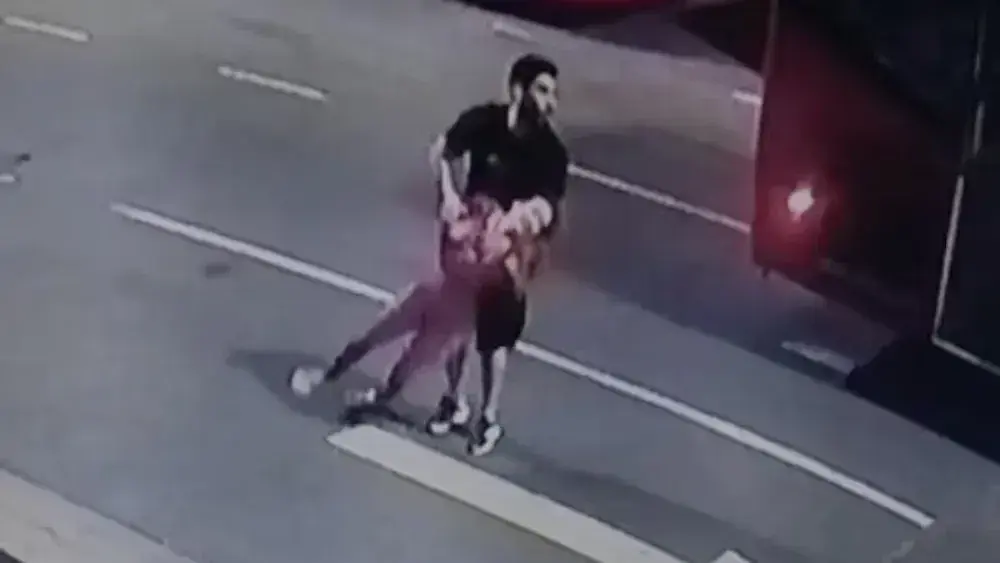 Facundo Moyano sostiene a su pareja, que salió semidesnuda a la calle en un presunto "ataque de pánico".