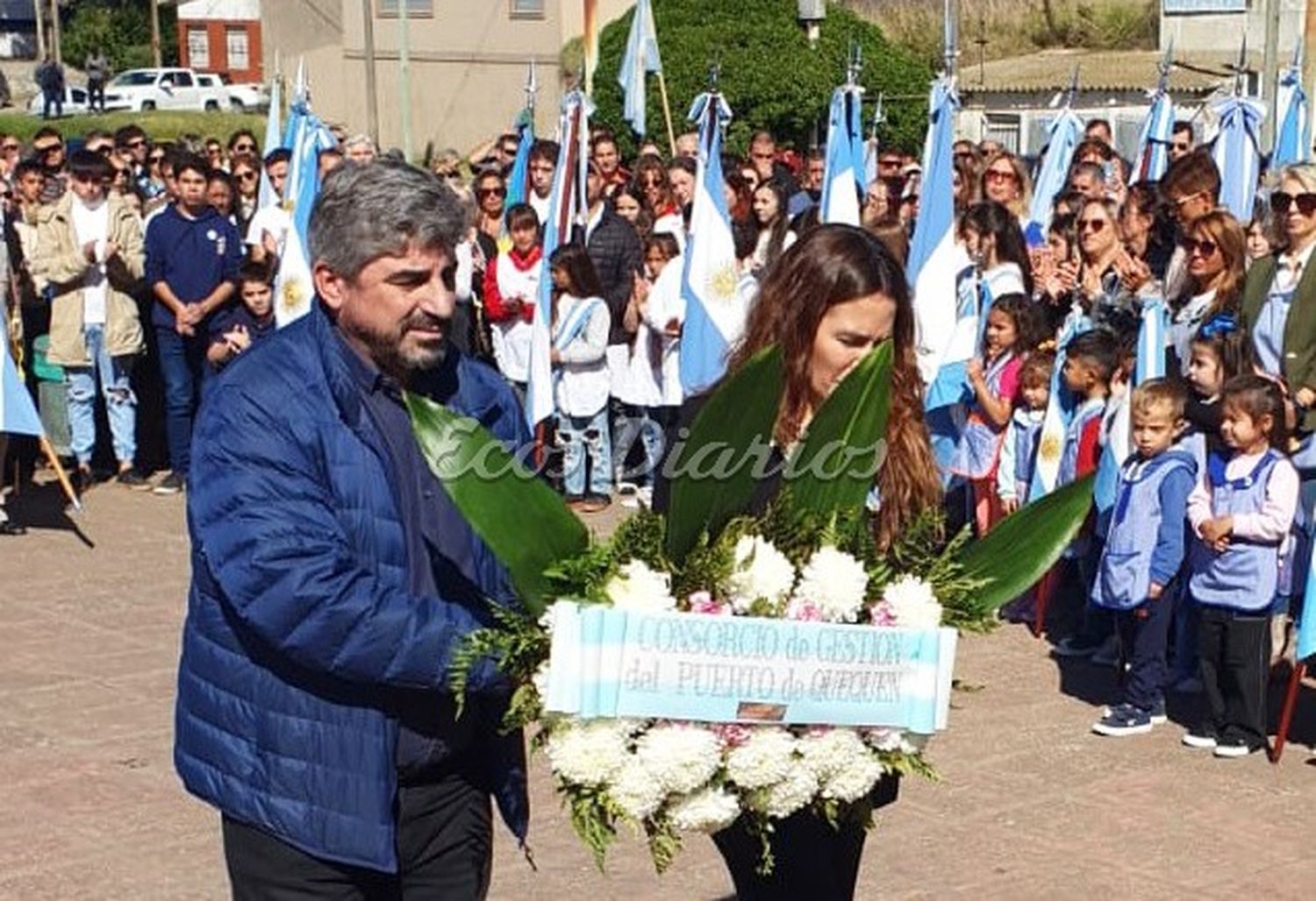 Ofrenda floral. Depositaron Fernando Ciancaglini y Jimena López, gerente general y presidenta del Consorcio de Puerto Quequén