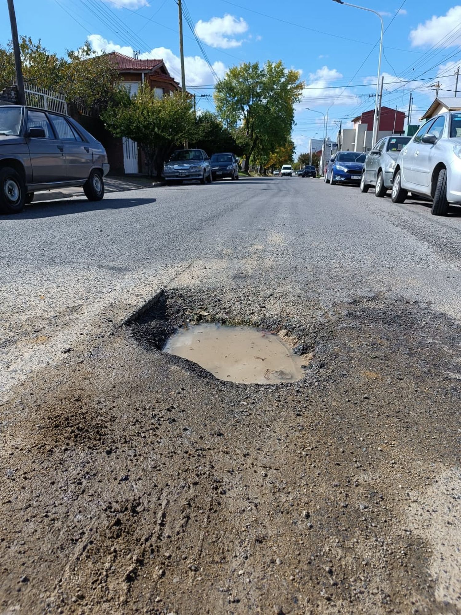 Un pozo profundo ocasiona riesgo vial en la cuadra de Canadá al 800