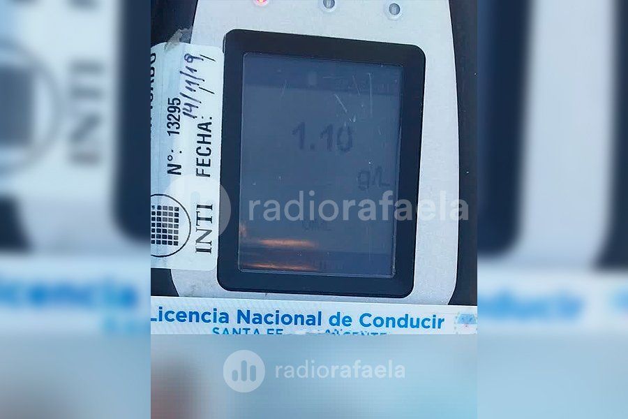 Ebrio al volante perdió el control de su auto y terminó volcando