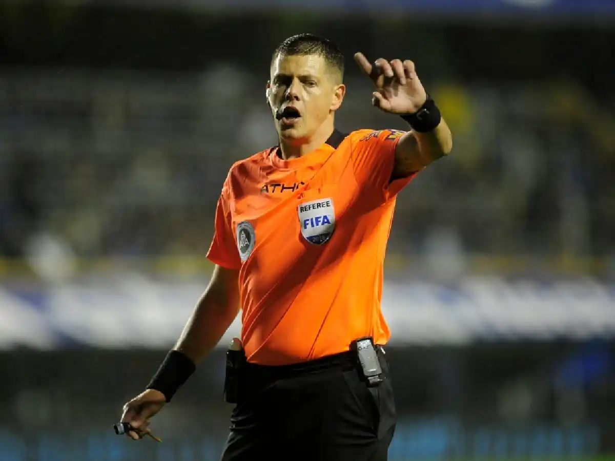 Delfino reconoció que debió haber expulsado a Tevez