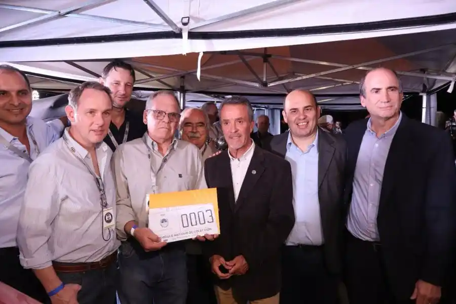 Entrega de las primeras chapas patentes a autos antiguos