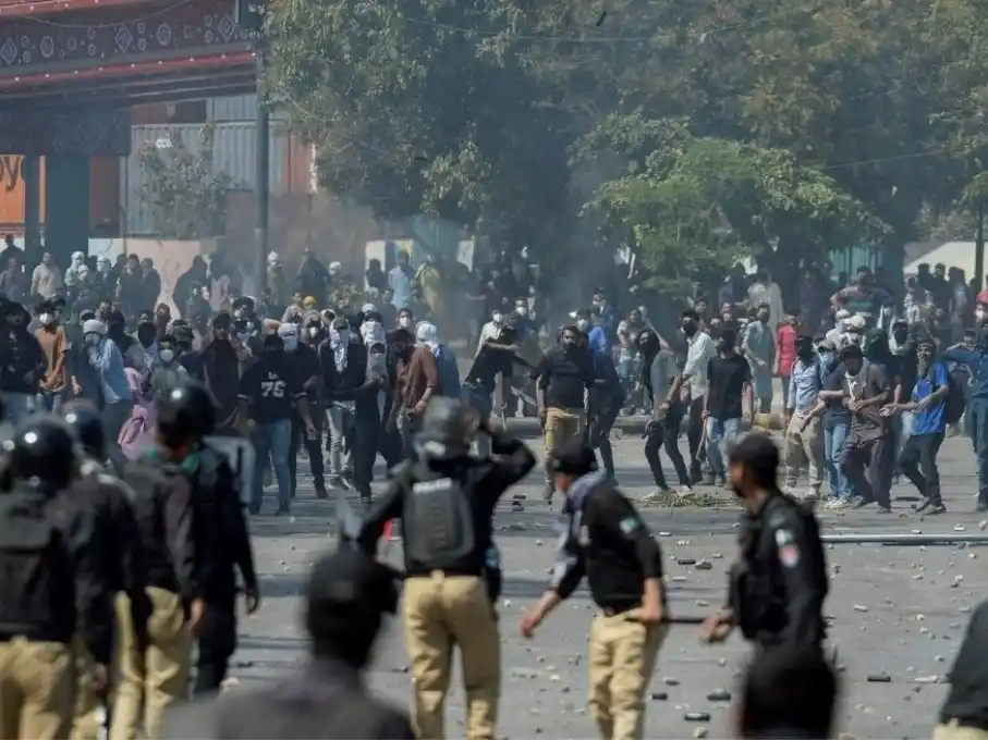 Manifestantes se enfrentan a fuerzas de seguridad frente al Consulado General de Estados Unidos Créditos: REUTERS/Imran Ali