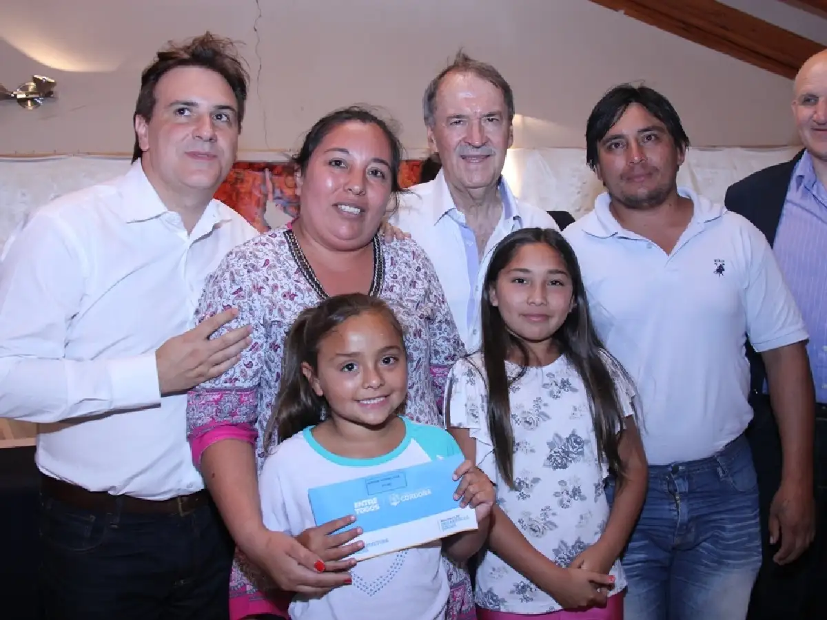 Schiaretti entregó créditos y fondos en El Arañado y Colonia Marina