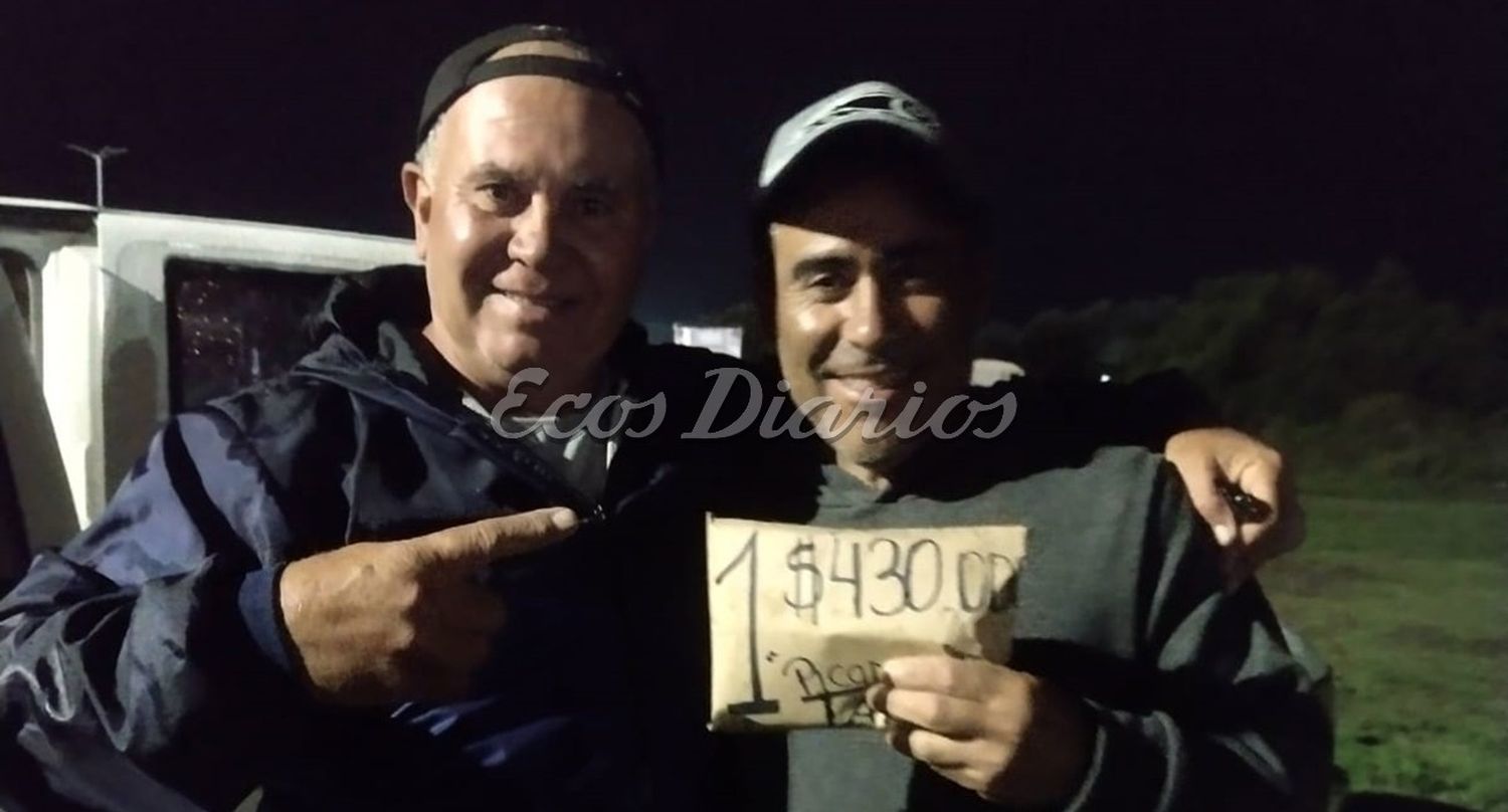 El organizador Jorge Graziano (izquierda) con el ganador del “Picadito” Claudio Poiman (derecha)