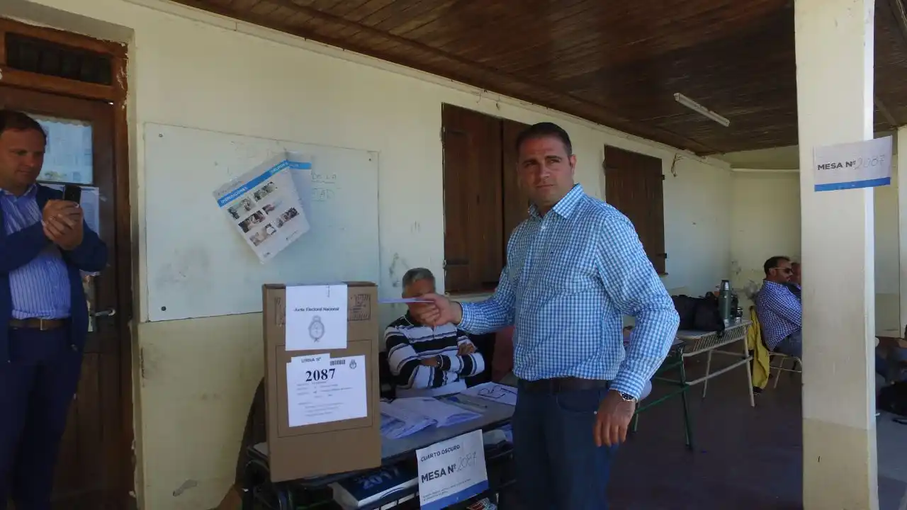 El intendente Mauricio Davico votó en Pueblo Belgrano 
