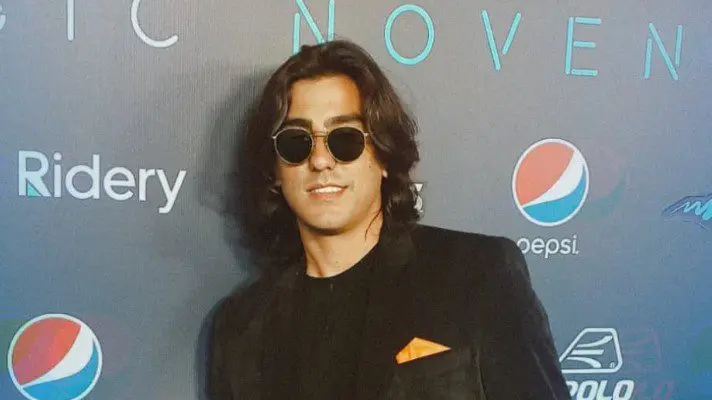 ¡Qué pena! A este cantante venezolano también se le olvidó el Himno Nacional