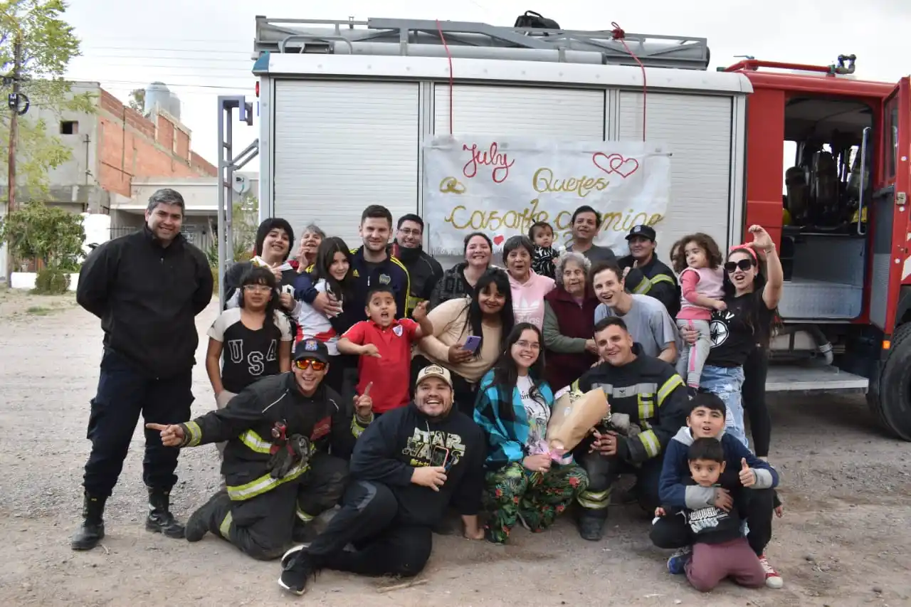 Una autobomba se convirtió en escenario de una propuesta de matrimonio única en Río Negro