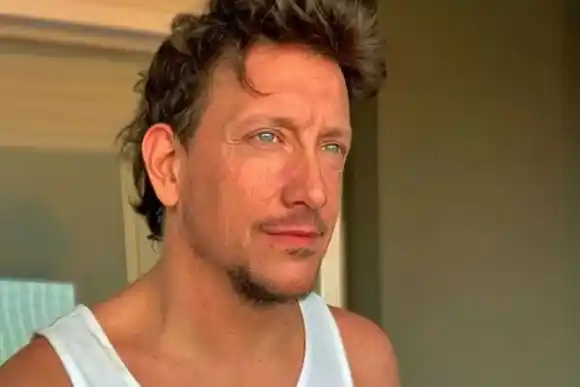 Nicolás Vázquez llevó al teatro al hombre que es idéntico a él para recrear el meme de Spider-Man