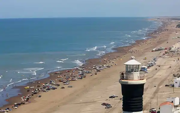 Policía desafectado por exhibicionismo en la playa de Claromecó