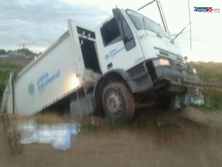 Insólito accidente en Bahía Blanca: Camión de basura cayó a una zanja
