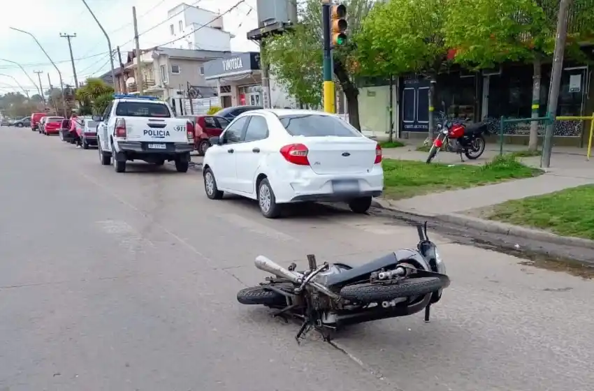 Trasladan a un motociclista al HIGA tras un choque con un auto