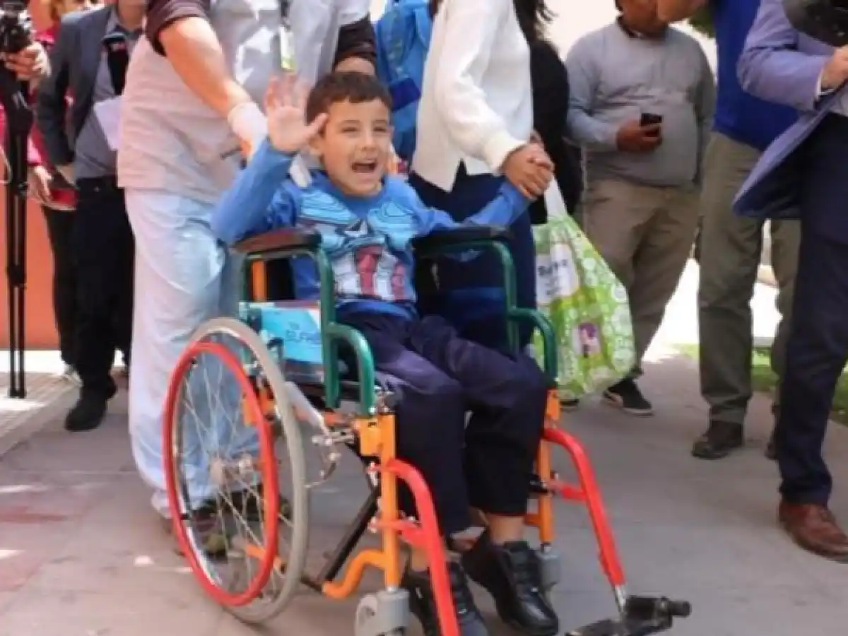 Sonriente, Benjamín abandonó el hospital y regresó a su casa