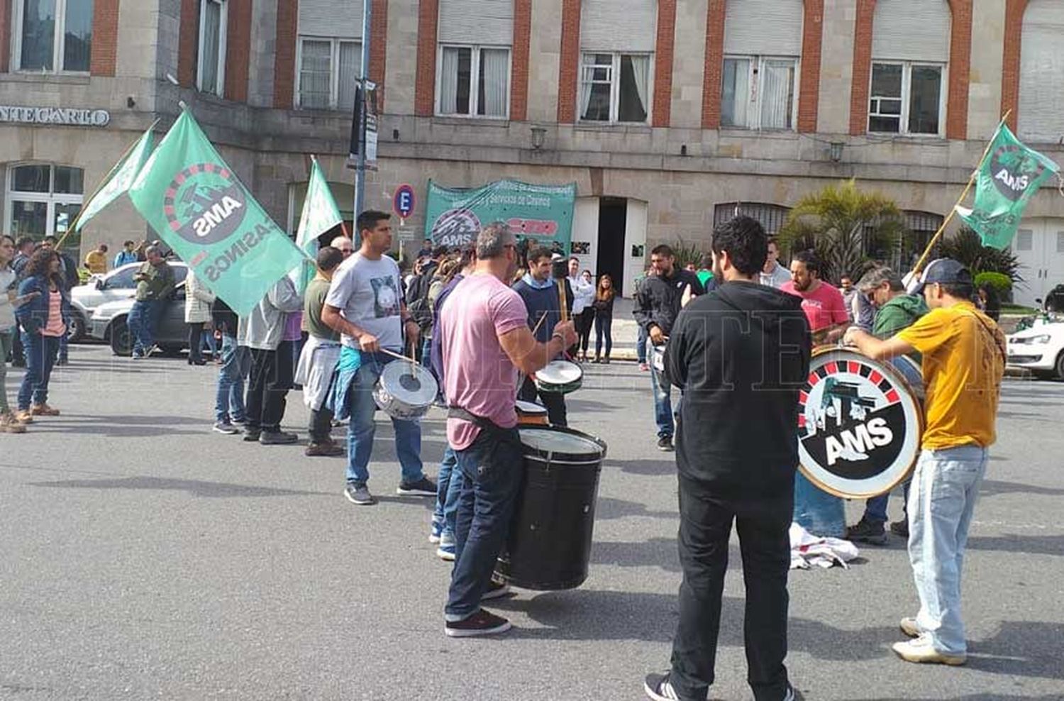 Casineros participan del paro general con un corte en la costa