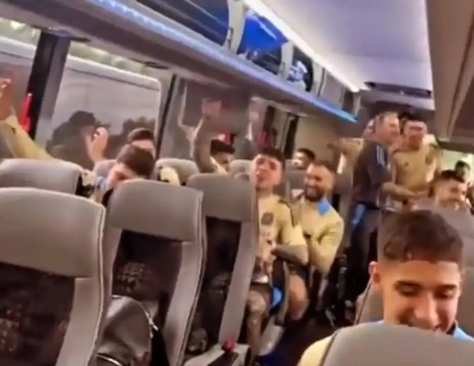 Jugadores de la selección cantando en el avión