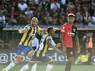 Quintana, la figura del partido, celebra con Campaz, autor del segundo gol de Central ante Newell's -Foto:@Marcelo Manera