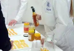 ¿Miel con queso?: Los fraccionadores y el INTI realizaron una cata de maridajes en el Mercado Municipal